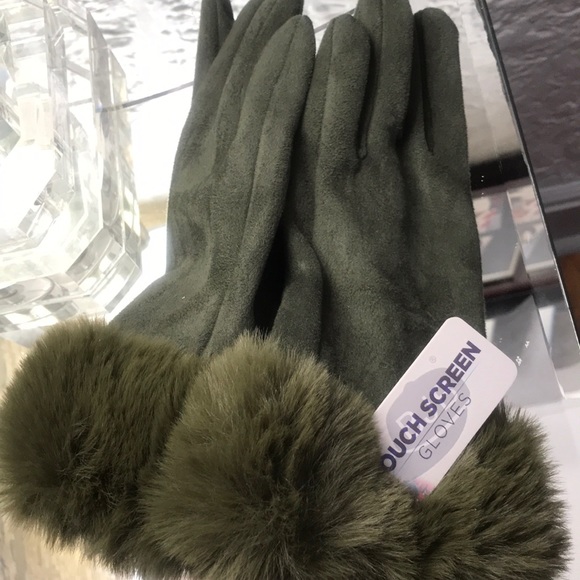 Gloves - Picture 1 of 4